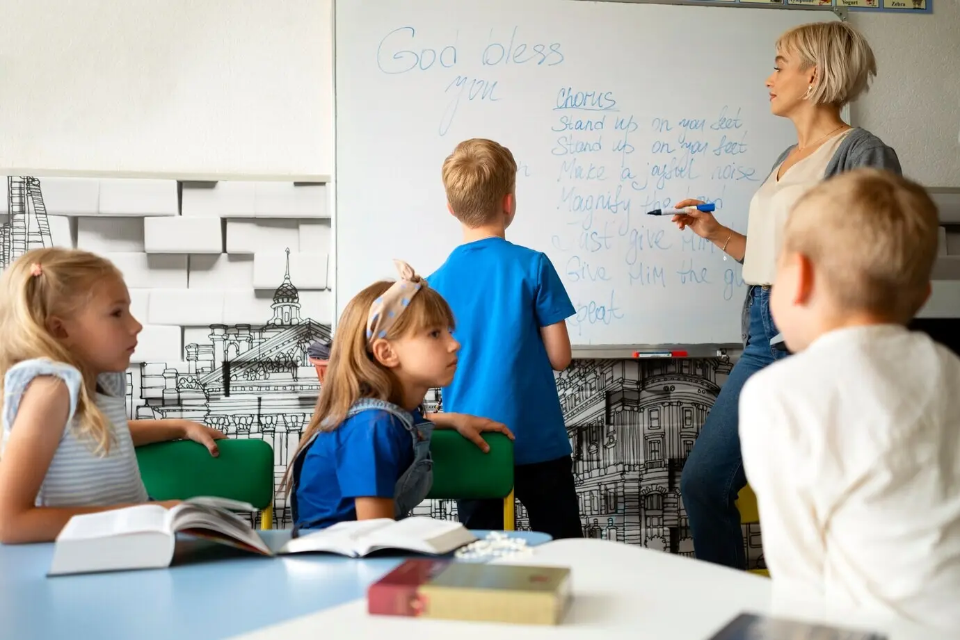 Halbnahe Aufnahme von Kindern in der Sonntagsschule