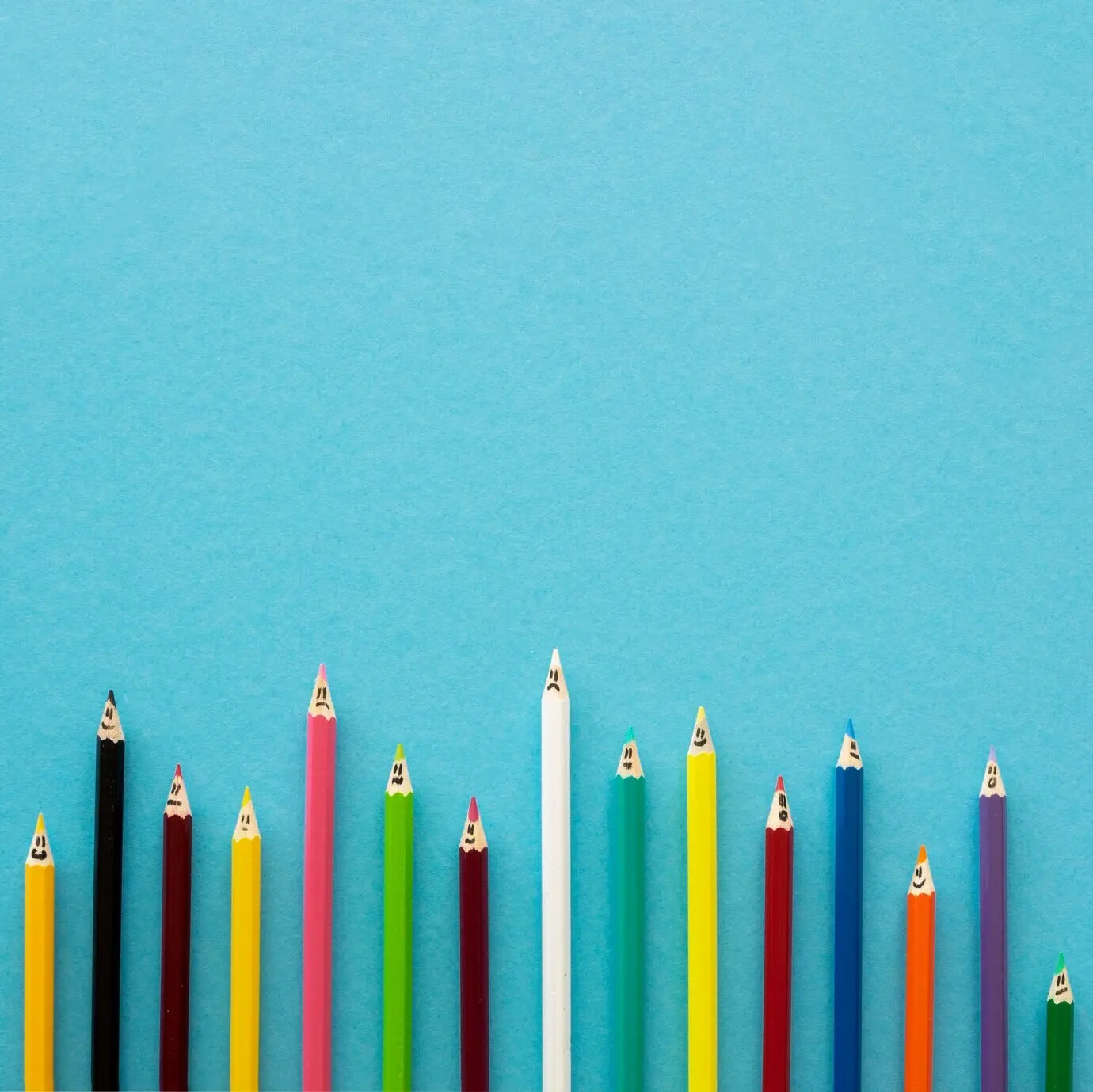 Draufsicht auf Wachsmalstifte mit Platz für Text