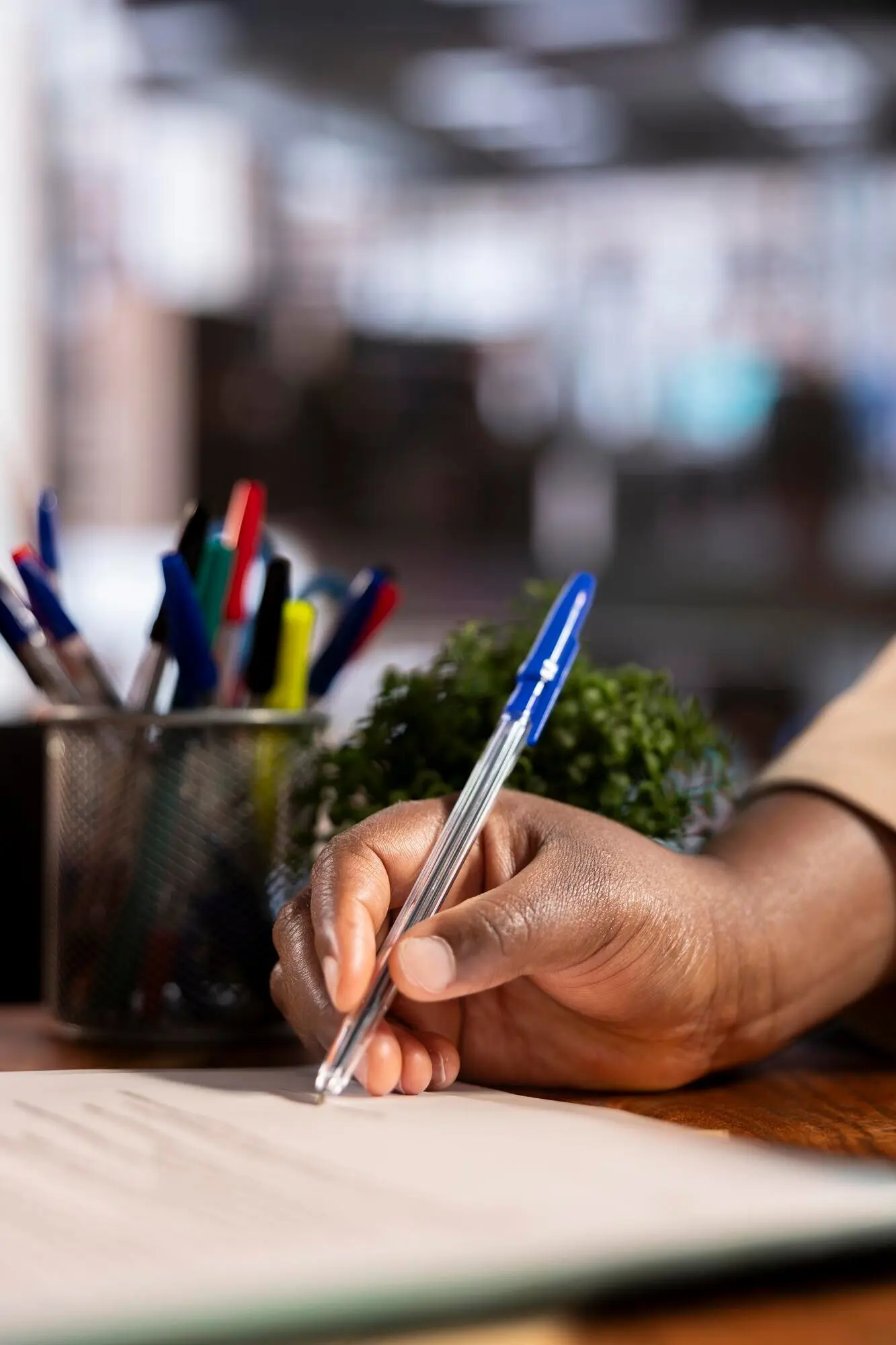 Unterschiedliche Geschäftsfrauen unterzeichnen in einem multikulturellen Büro eine Vereinbarung.